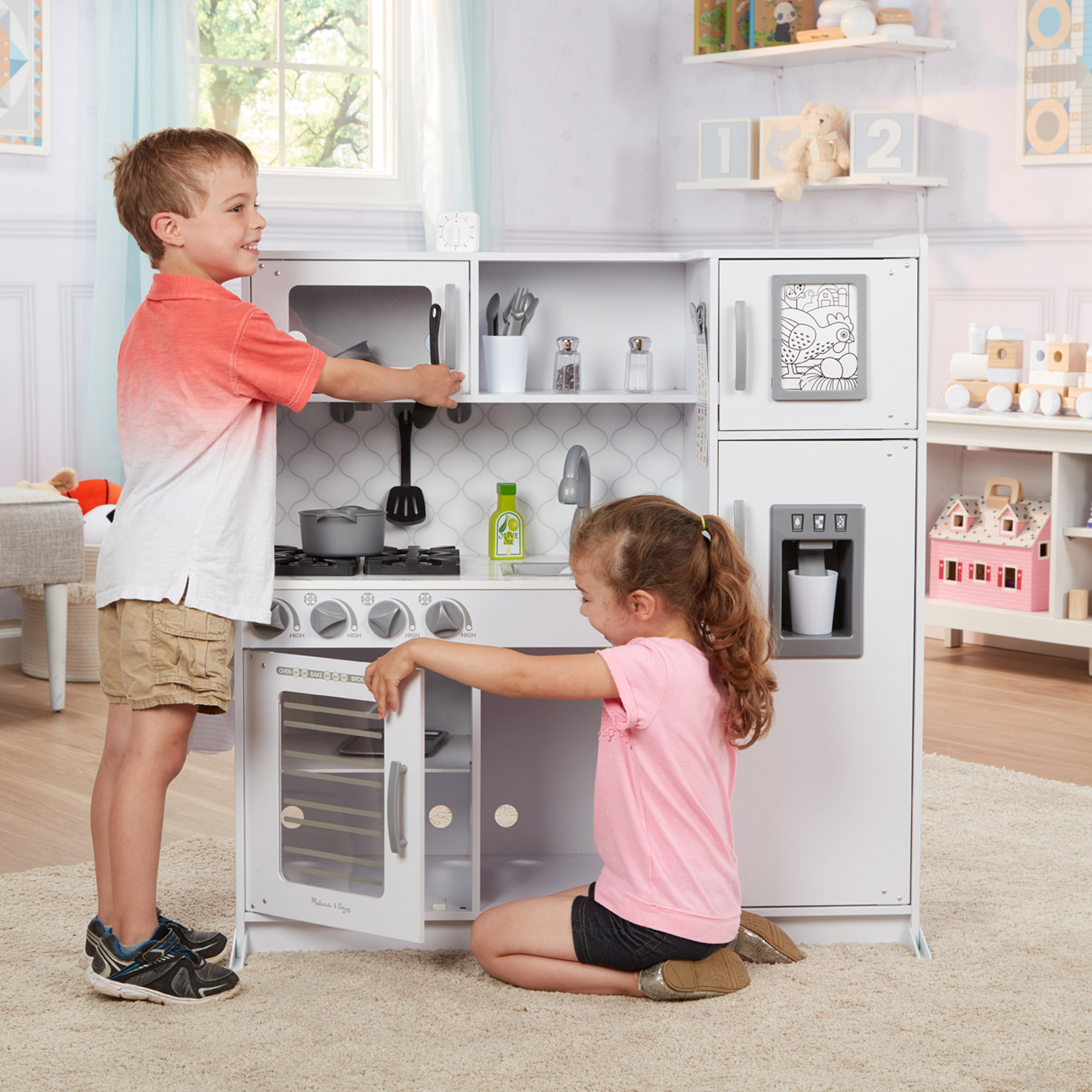 Weisse Kinderspielküche aus Holz